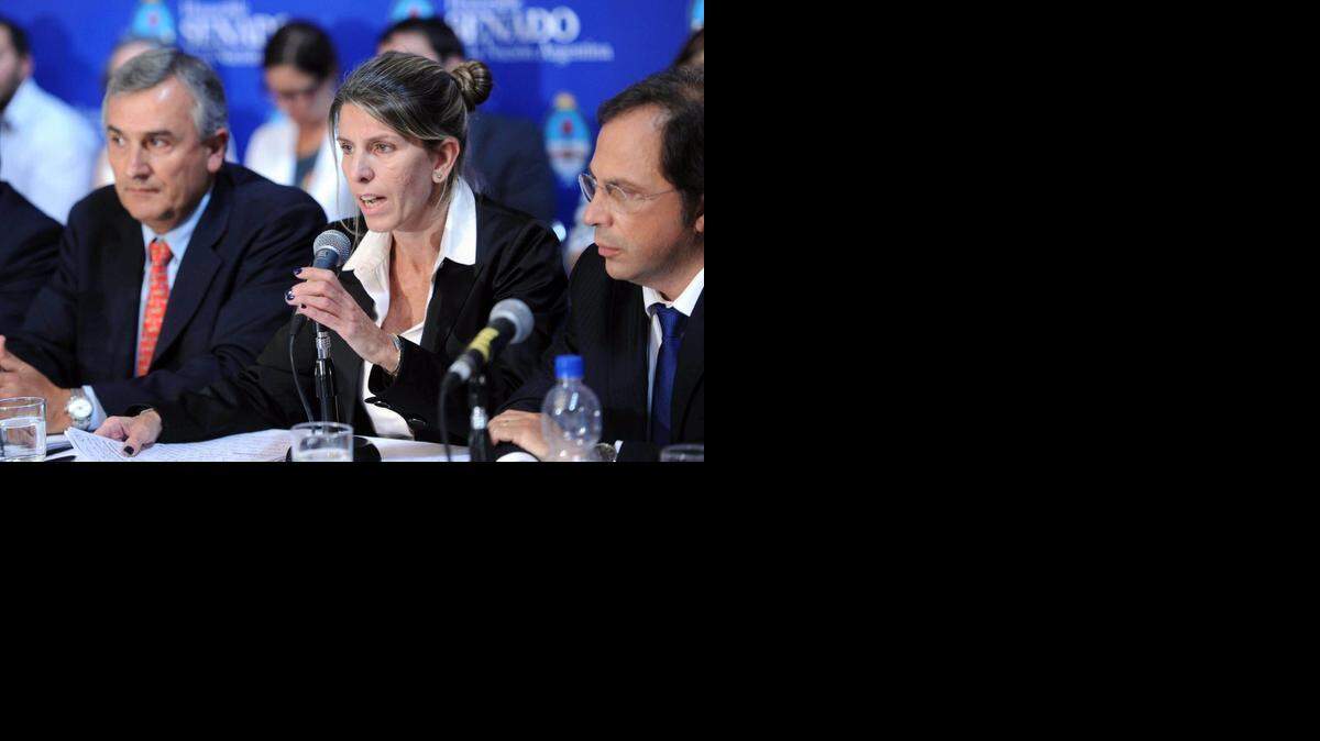 
Sandra Arroyo Salgado, juez federal y ex esposa del fallecido fiscal Alberto Nisman, habla ante el Congreso de Argentina, en Buenos Aires. A su lado los senadores Gerardo Morales (izq.) y Dario Giustozzi.

