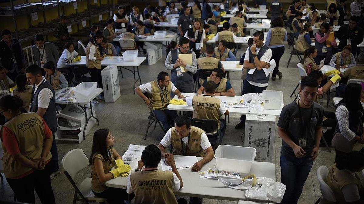 Los miembros del Tribunal Supremo Electoral (TSE) cuentan los votos en Tegucigalpa el 3 de diciembre de 2017.