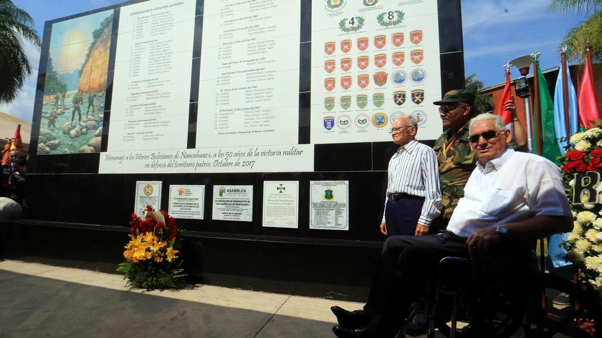 El general boliviano en retiro Gary Prado (der), quien hace medio siglo al guerrillero Ernesto “Che” Guevara, asiste acompañado por un centenar de ex soldados a la inauguración de un mural en Santa Cruz.
