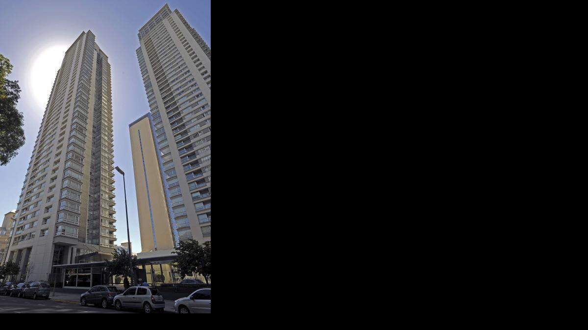 
Torres en Puerto Madero, Buenos Aires, donde vivía y apareció muerto de un tiro en la sien el fiscal argentino Alberto Nisman el domingo pasado.
