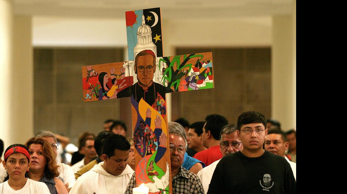 
Cátolicos salvadoreños en la catedral metropolitana en la capital salvadoreña, durante una misa dedicada al arzobispo de San Salvador, Oscar Arnulfo Romero, en el 2007.
