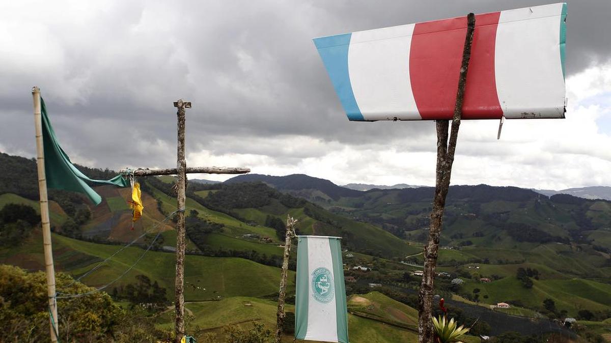 Vista general de algunos recuerdos y partes del avión el lunes 27 de noviembre de 2017, en el Cerro Chapecoense en el municipio de La Unión (Colombia), lugar donde se accidentó un avión de la aerolínea Lamia con el equipo de fútbol brasileño Chapecoense el 28 de noviembre de 2016. A.