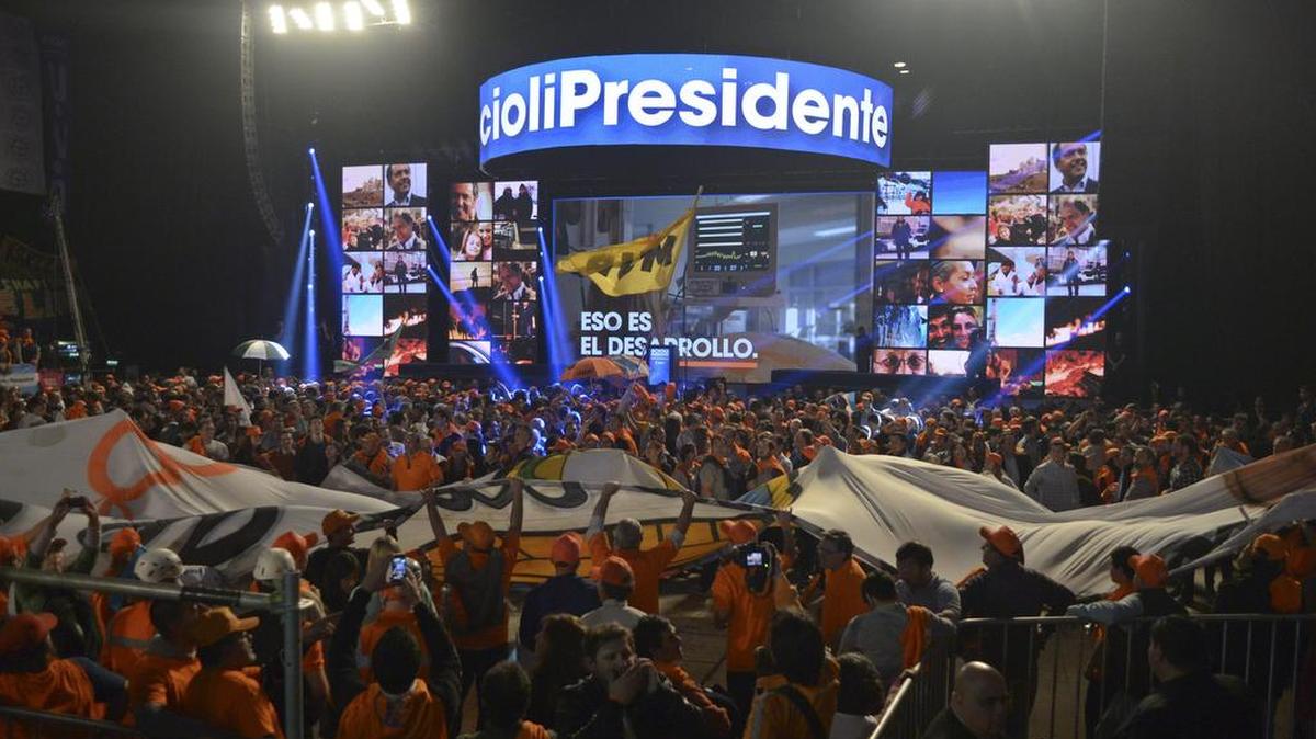 Militantes del Frente para la Victoria, partido representado por el candidato a la presidencia Daniel Scioli esperan, este domingo 25 de octubre, para conocer los resultados de las elecciones presidenciales a las afueras del estadio Luna Park, en Buenos Aires.