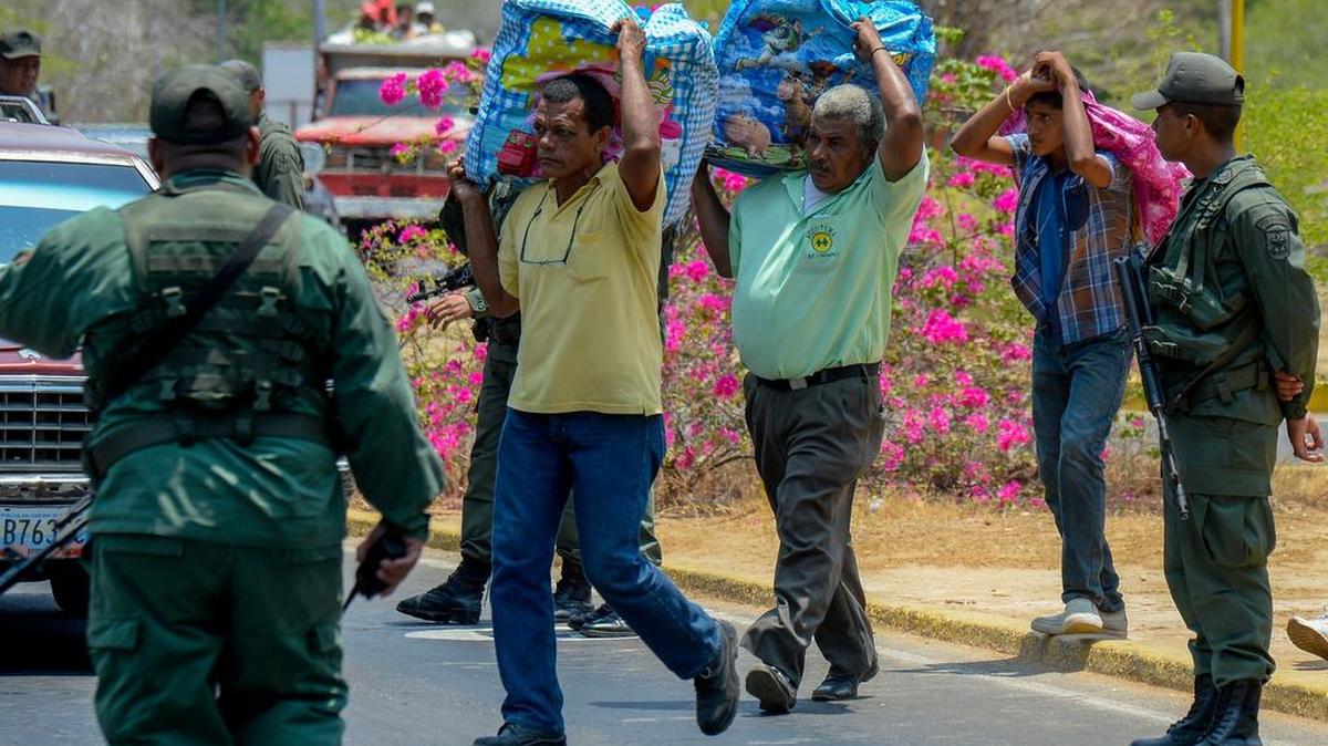 
La crisis fronteriza comenzó hace casi un mes y el martes las autoridades de Venezuela ordenó el cierre de más cruces.
