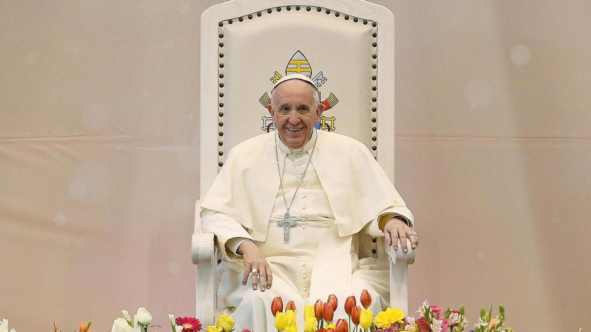 El papa Francisco asiste a una reunión con organizaciones de trabjadores y representantes de cámaras y gremios empresariales en el Colegio de Bachilleres del estado de Chihuahua, México hoy, miércoles 17 de febrero de 2016. El papa Francisco criticó en Ciudad Juárez la explotación laboral al asegurar que "Dios pedirá cuenta a los esclavistas", durante un encuentro con empresarios y trabajadores mexicanos, mientras que en la cárcel Cereso 3 pidió una verdadera reinserción de los presos.