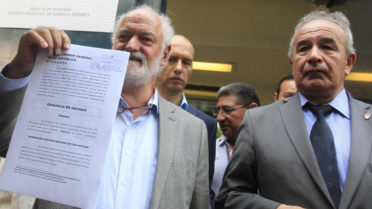 El exsacerdote Alberto Athié (i) y el abogado Ignacio Rafael López (d) muestran este viernes 2 de mayo de 2017, el documento de demanda entregado a las autoridades de la Procuraduría General de la República en Ciudad de México (México), en contra del cardenal Norberto Rivera Carrera.