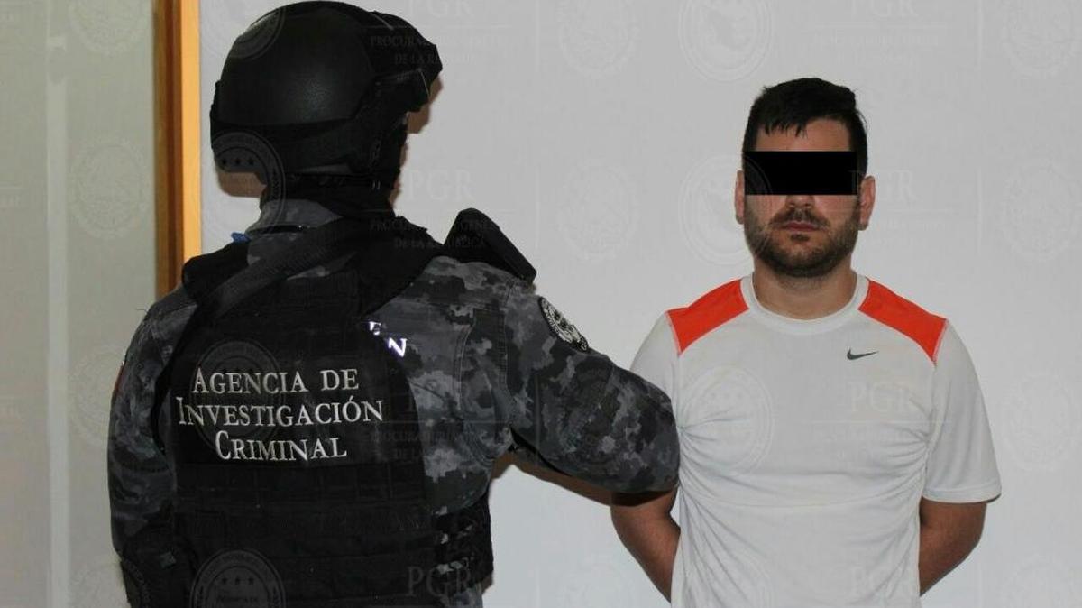 Fotografía cedida por la Procuraduría General de la República (PGR) del detenido Nahúm Abraham Sicairos Montalvo (d), alias "el Quinceañero", durante un operativo del lunes 31 de julio de 2017, en el municipio de Atizapán de Zaragoza (México). Las autoridades mexicanas detuvieron a Nahúm Abraham Sicairos Montalvo, alias "el Quinceañero" y presunto operador financiero de Dámaso López Serrano, alias "Mini Lic", quien se entregó la pasada semana a la Agencia Antidrogas de EE.UU. (DEA), informaron a Efe fuentes oficiales.