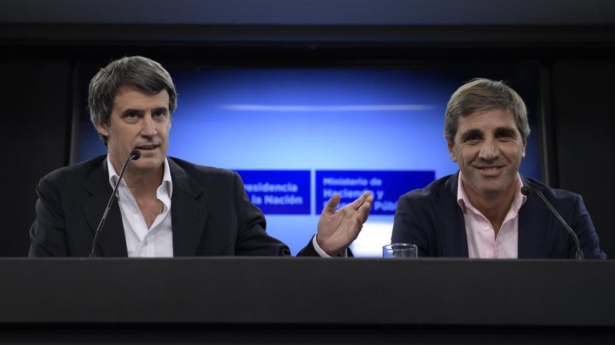 El ministro de Hacienda de Argentina, Alfonso Prat-Gay (izq.), y el secretario de Finanzas, Luis Caputo, durante una conferencia de prensa el lunes, en Buenos Aires. Prat-Gaya anunció el fin de una larga batalla con fondos de inversión.