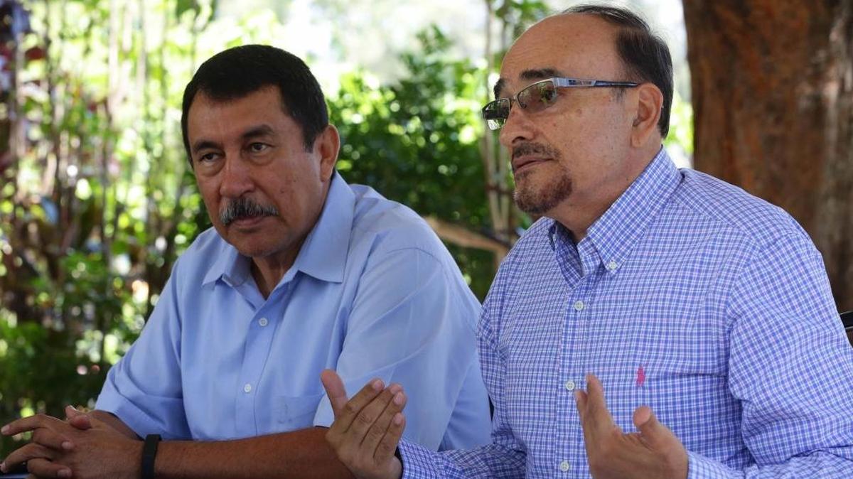 El general Carlos Cáceres (der.) y el vicepresidente de la Asociación Causa Justa, Jaime García (i), hablaron el viernes a nombre de seis organizaciones de militares retirados.