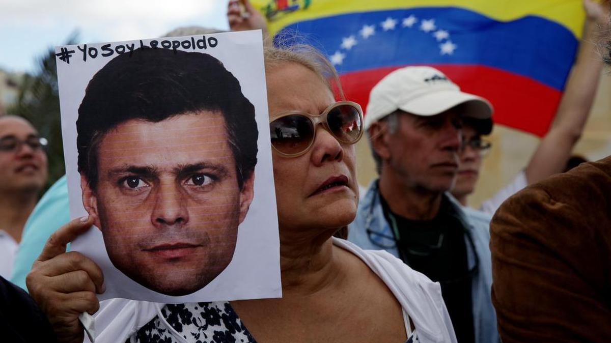 
Un grupo de venezolanos protesta el sábado 19 de septiembre de 2015, pidiendo la libertad del líder opositor venezolano Leopoldo López en el Monumento a los Héroes de Bogotá (Colombia). 
