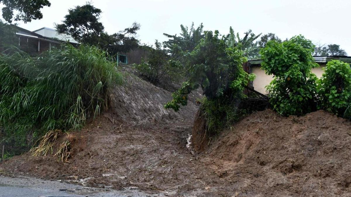 Una casa afectada por un deslizamiento del suelo debido a las fuertes lluvias causadas por la tormenta Nate en Cartago, al este de San José, Costa Rica, el 5 de octubre.