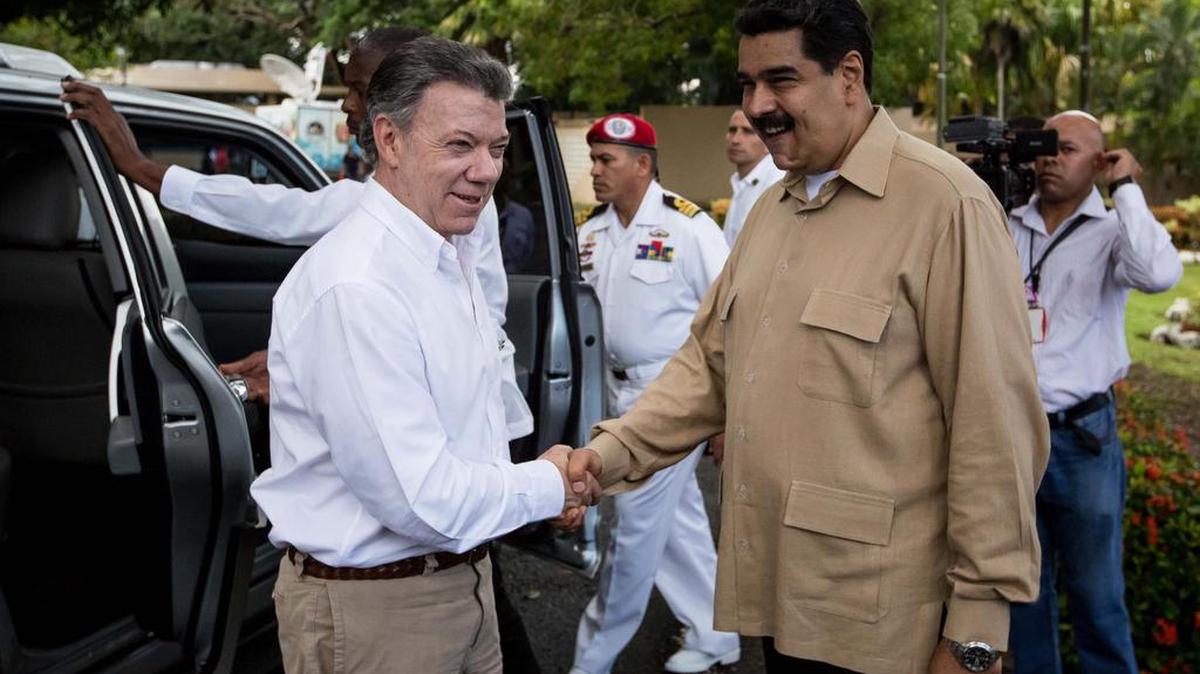 El presidente de Venezuela, Nicolás Maduro, momentos antes del encuentro del jueves con su par de Colombia, Juan Manuel Santos (izq.).