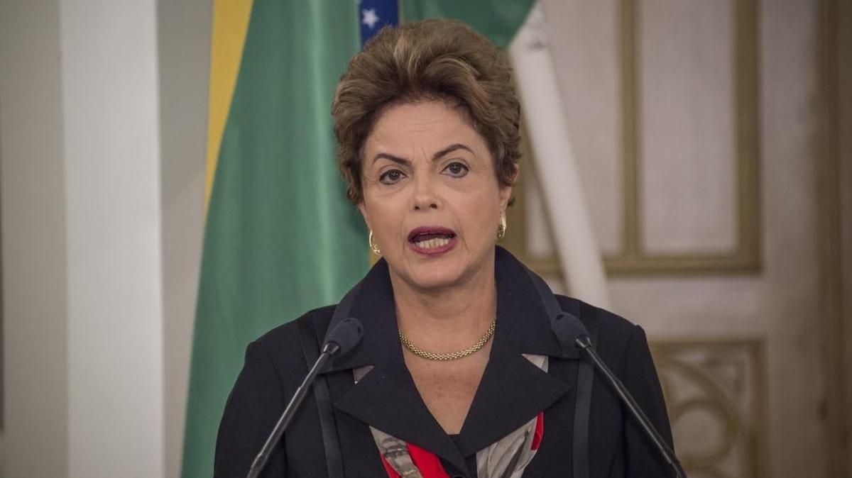 La presidenta brasileña, Dilma Rousseff, interviene durante una rueda de prensa conjunta con su homólogo finlandés presidente finlandés, Sauli Niinisto, celebrada tras su reunión en el palacio presidencial en Helsinki (Finlandia), hoy, 20 de octubre de 2015.