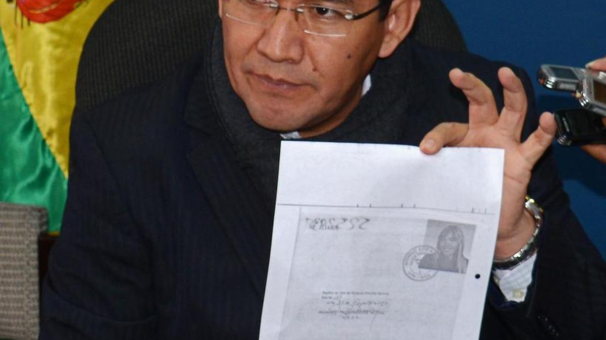 El fiscal general del Estado boliviano, Ramiro Guerrero, habla sobre el certificado de nacimiento falso presentado por Gabriela Zapata, ex pareja del presidente boliviano.
