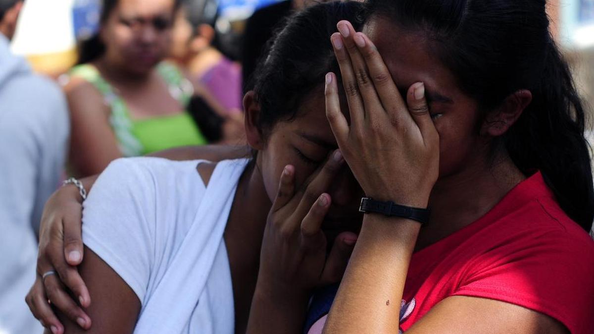 Dos menores de edad observan la escena de un crimen este 24 de febrero de 2013, en Ciudad de Guatemala.