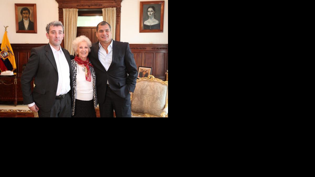 
 El presidente de Ecuador, Rafael Correa (der.), se reúne con Estela de Carlotto, líder de la organización Abuelas de la Plaza de Mayo, y con su nieto Ignacio Montoya, en el Palacio de Gobierno en Quito, el martes. 
