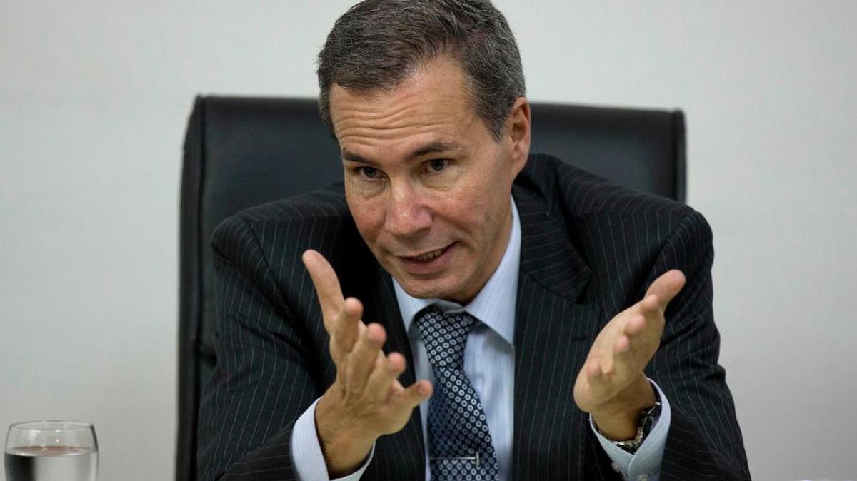 El fiscal Alberto Nisman responde a periodistas en conferencia de prensa en Buenos Aires. Foto de archivo