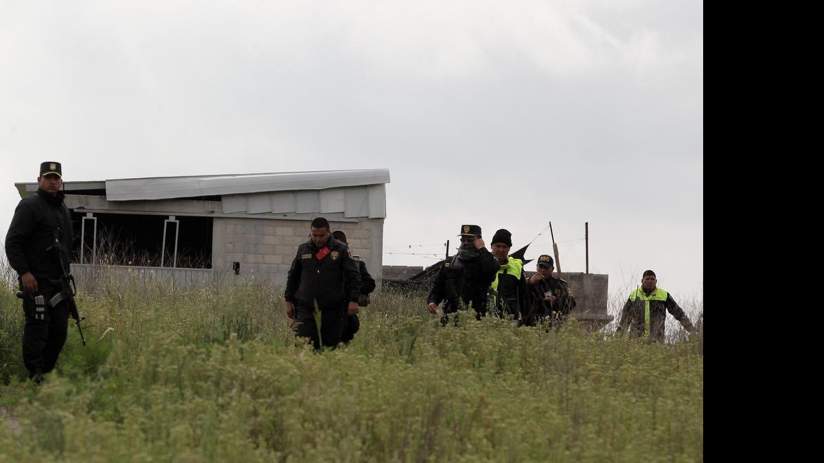 
Policías estatales inspeccionan el domingo la casa ubicada en las inmediaciones del penal de alta seguridad del Altiplano I, en Almoloya de Juárez, en el estado de México, donde el narcotraficante Joaquín ‘El Chapo’ Guzmán, jefe del cartel de Sinaloa, habría llegado en su fuga. 
