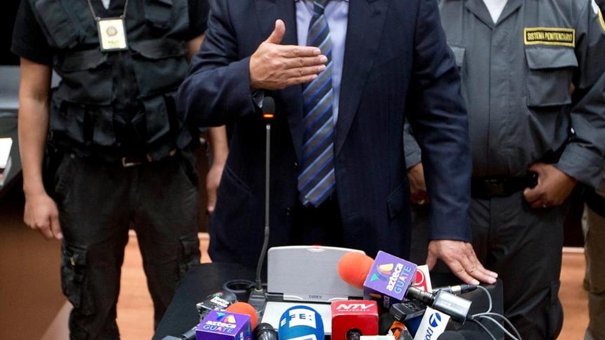 El ex presidente de Guatemala Otto Pérez Molina en una conferencia de prensa tras una sesión judicial.