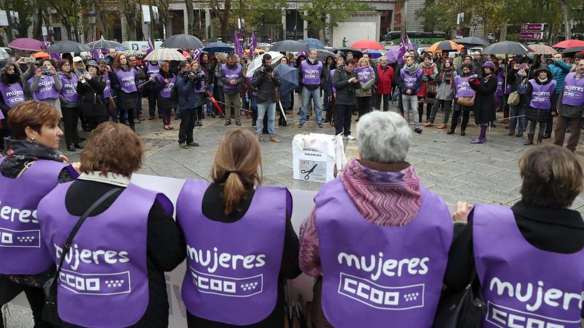 Concentración contra la violencia machista, en el Paseo del Prado de Madrid, con motivo del Día Internacional de la Eliminación de la Violencia contra la Mujer.