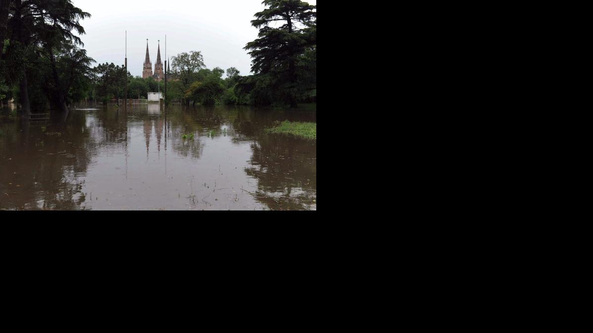 
Vista el miércoles del municipio de Luján, a 70 kilómetros de Buenos Aires, donde se ha decretado una alerta roja por la crecida del río y se evacuó a una docena de familias. 
