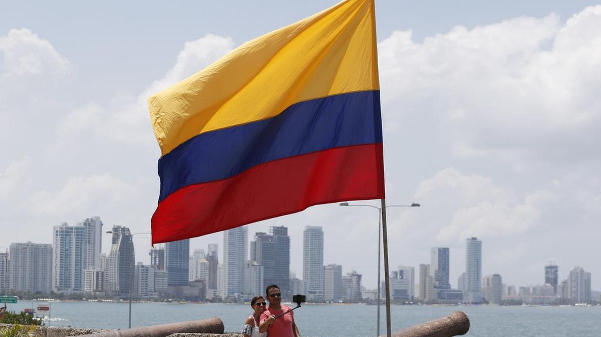 Una pareja se fotografía con la ciudad de Cartagena como fondo a pocos días del referendo en Colombia.