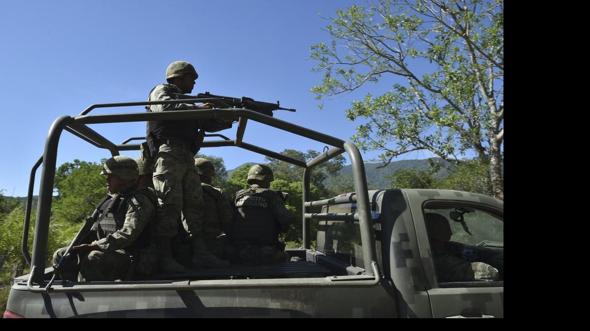 
Soldados patrullan el domingo una zona cercana al lugar donde un helicóptero militar fue derribado por presuntos narcotraficantes, en Villa Purificación, en Jalisco, otro estado mexicano donde se ha desatado la violencia.
