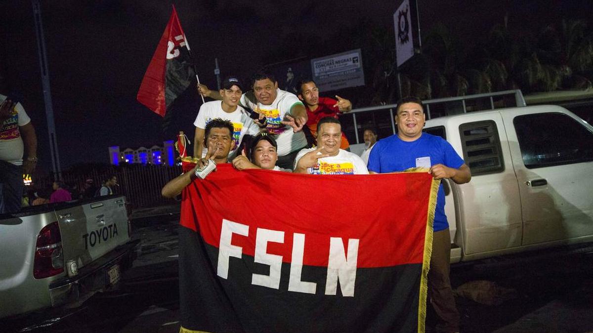 Varios miembros de la juventud sandinista celebran de la ventaja del partido de gobierno en elecciones municipales, el 5 de noviembre de 2017, durante la finalización de los comicios electorales en Nicaragua.