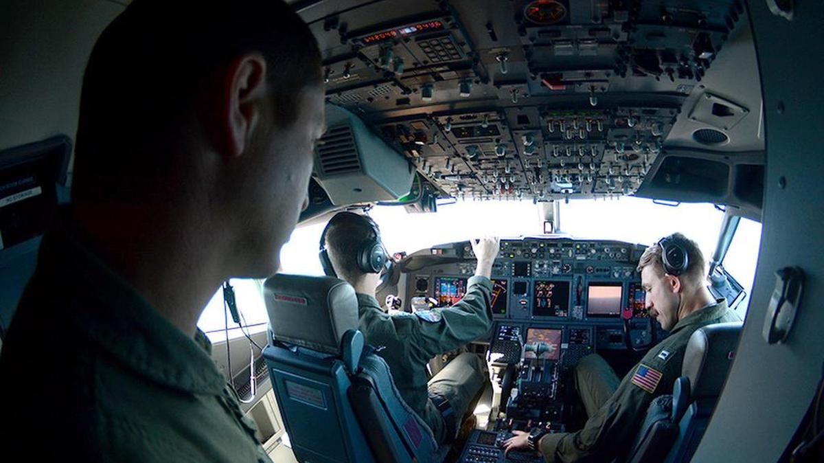 Fotografía fechada el 26 de noviembre de 2017 y cedida por la Armada Argentina, que muestra a militares a bordo del P-8 Poseidon de la US Navy de Estados Unidos mientras se efectúan vuelos para localizar el submarino ARA San Juan en el océano Atlántico.