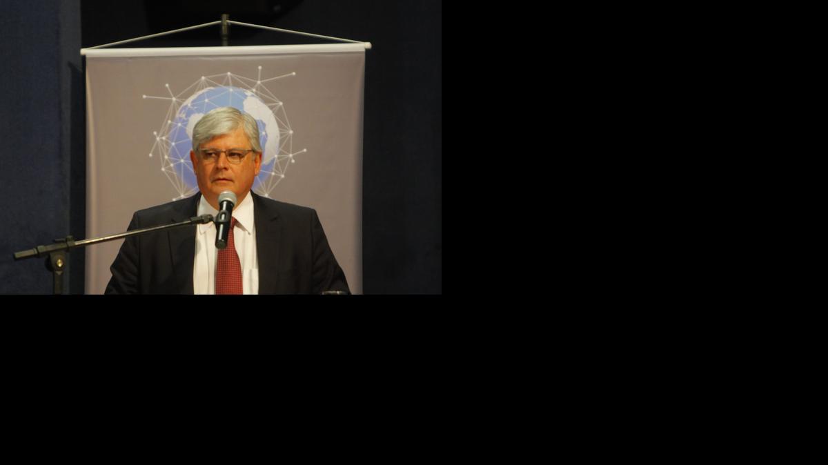 
El procurador general de Brasil, Rodrigo Janot, inauguró el martes un encuentro iberoamericano contra la corrupción con una dura autocrítica y aseguró que el escándalo que se investiga en la estatal Petrobras ‘avergüenza a toda la sociedad’ brasileña. 
