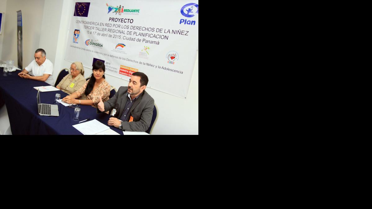 
Expertos de la Red Nacional de Apoyo a la Niñez y Adolescencia en Panamá y del proyecto Centroamérica en Red por los Derechos de la Niñez, analizan la situación de los menores en la región, el miércoles en Ciudad de Panamá. 
