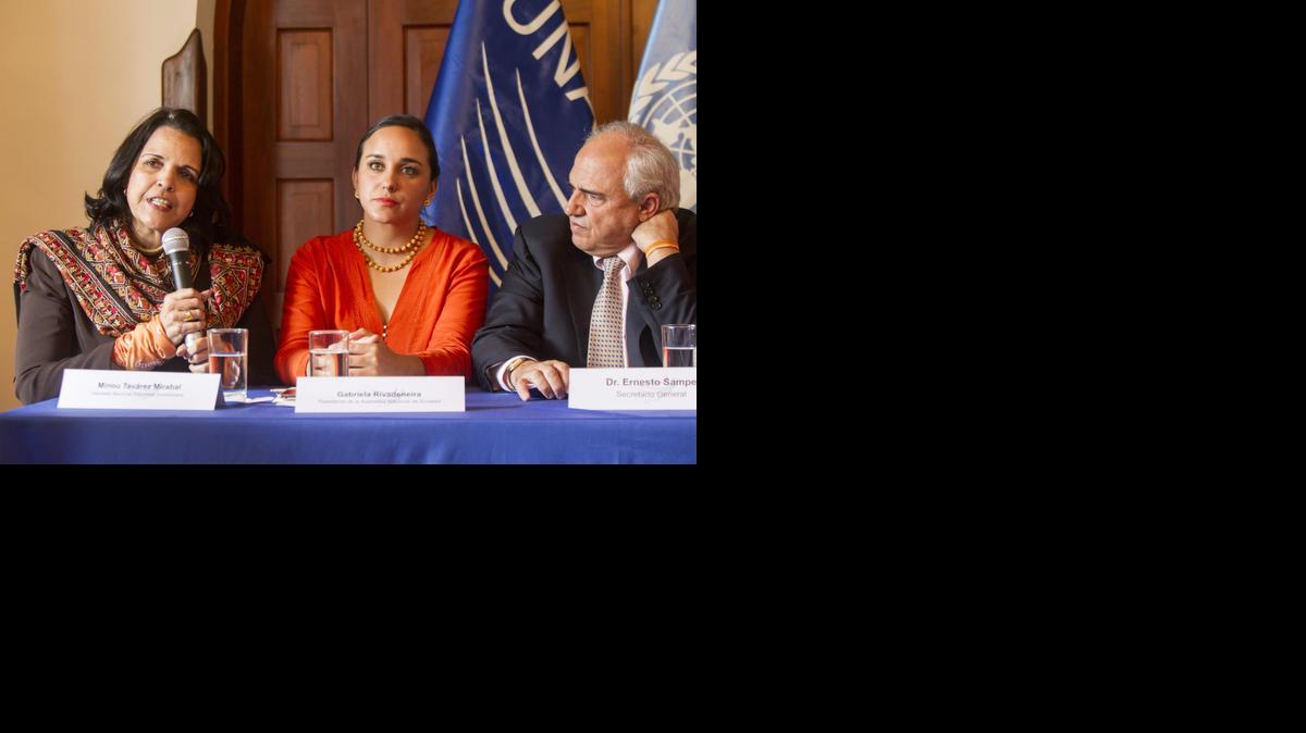 
La diputada dominicana Minou Tavárez Mirabal (izq.) habla junto al secretario general de la Unasur, Ernesto Samper y a la presidenta de la Asamblea de Ecuador Gabriela Rivadeneira, el martes en Quito, donde Tavárez Mirabal reivindicó la memoria de su madre, Minerva Mirabal, y de sus tías, Maria Teresa y Patria, asesinadas en 1960 bajo el régimen de Rafael Trujillo. 
