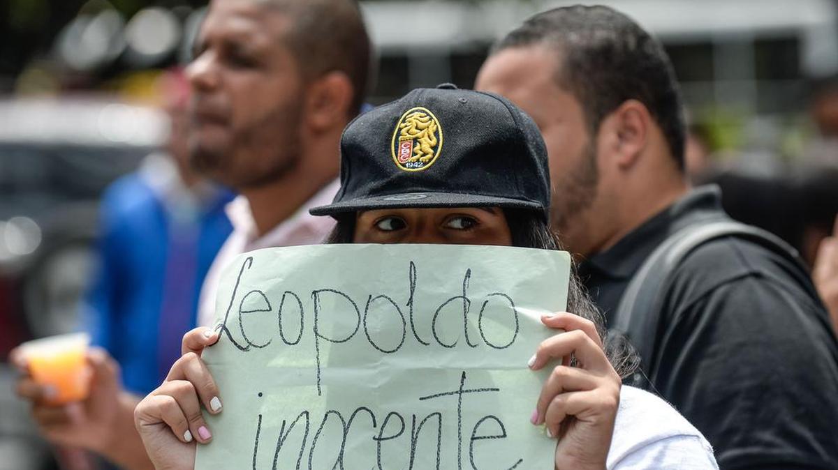 
Una mujer protesta la sentencia al líder opositor Leopoldo López el viernes 11 de septiembre de 2015, en Caracas. 
