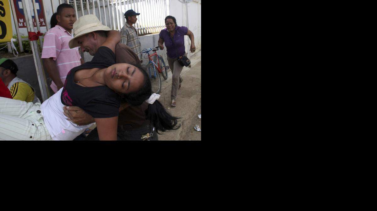 
Imágenes de los momentos dramáticos que viven las niñas afectadas por desmayos y sus familiares en la población de El Carmen de Bolívar, en el norte de Colombia, según creen en la localidad debido a la vacuna para el Virus del Papiloma Humano.
