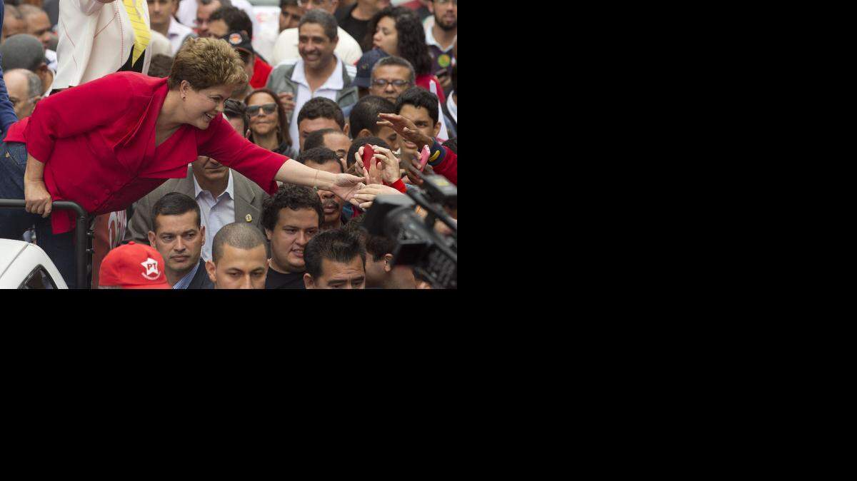 
En el último sondeo de Datafolha, la presidenta Dilma Rousseff pasó a tener una ventaja de siete puntos sobre Silva (37% contra 30%).
