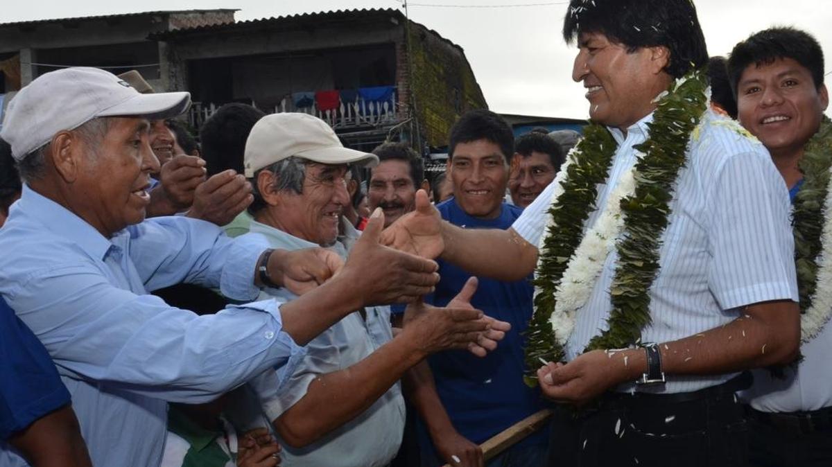 El presidente de Bolivia Evo Morales saluda a un grupo de simpatizantes en la comunidad Villa14, donde ejerció el domingo su voto en el referendo.