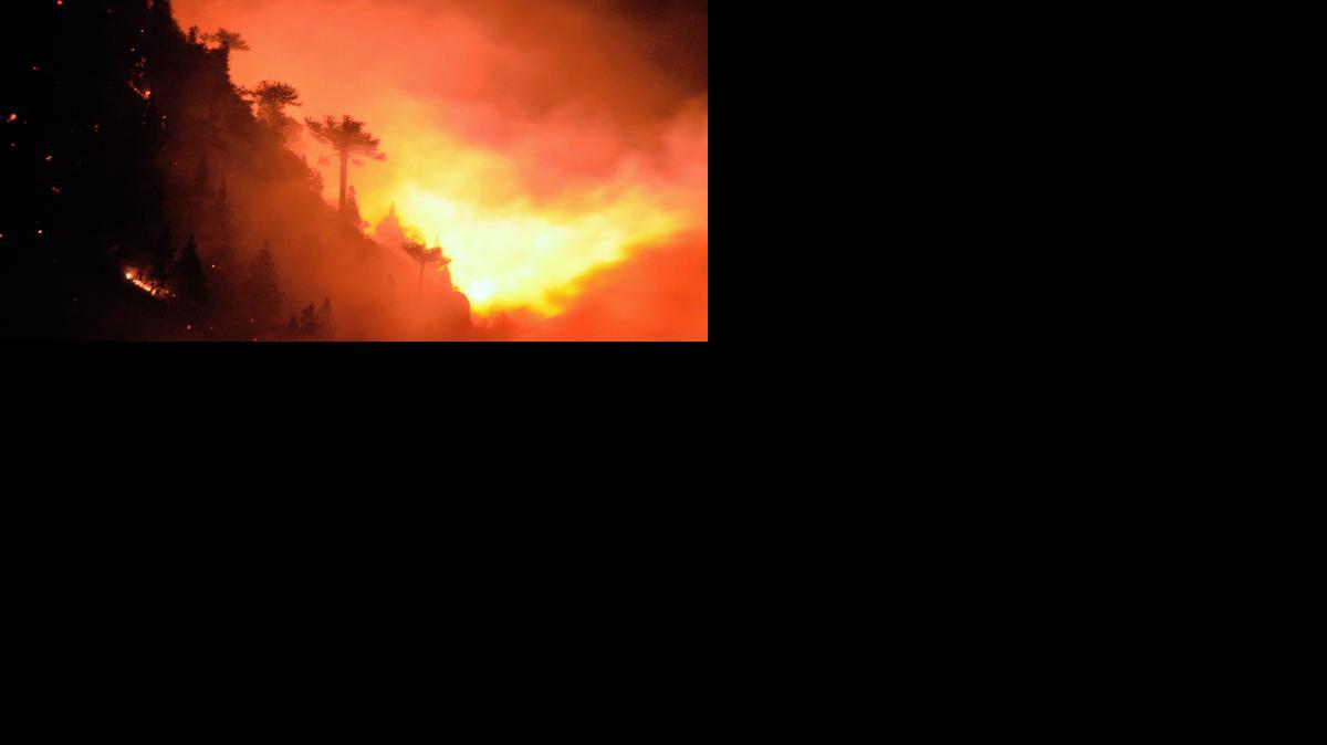 
Visto del incendio en el parque nacional Conguillío, en Chile, el martes. Se trata de una inmensa reserva ecológica de casi 61,000 hectáreas visitada cada año por miles de turistas.

