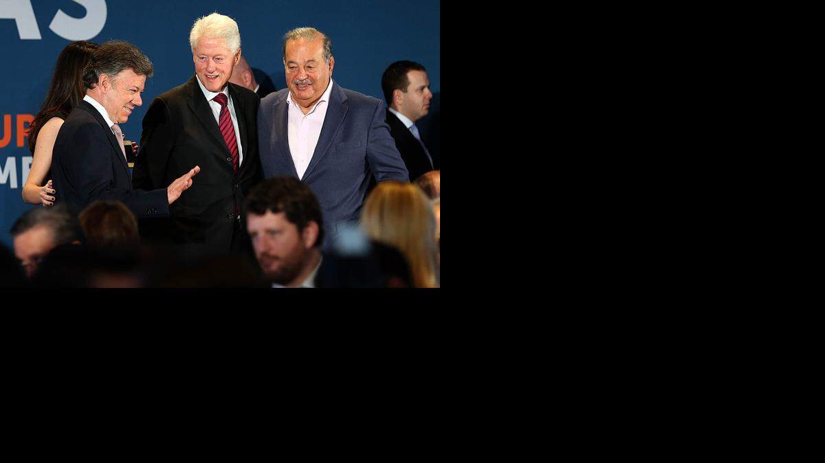 <cutline_leadin>El presidente </cutline_leadin>de Colombia, Juan Manuel Santos (izq), el ex presidente Bill Clinton (centro) y el empresario mexicano Carlos Slim, en la conferencia Futuro de las Américas, organizada por la Clinton Foundation en la Universidad de Miami.