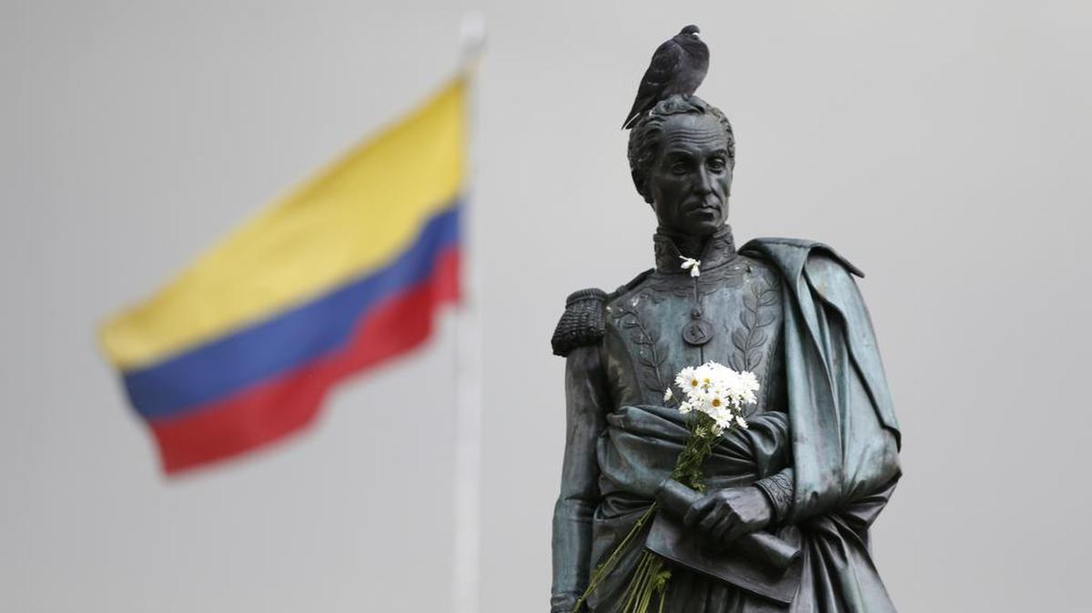 Un ramo de flores aparecía el sábado colocado en las manos de la estatua a Simón Bolívar en Bogotá.