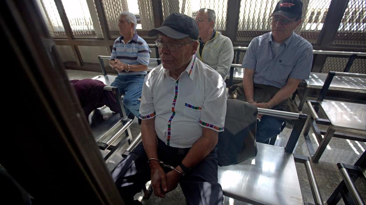 El general retirado Manuel Benedicto Lucas García (frente) asiste a una audiencia hoy, miércoles 6 de enero de 2016, en Ciudad de Guatemala (Guatemala). La Justicia de Guatemala detuvo hoy a 14 exmilitares, entre ellos a Manuel Benedicto Lucas García, hermano del expresidente Fernando Romeo Lucas García (1978-1982), por su supuesta vinculación con al menos 558 desapariciones forzadas en la década de 1980. Se trata de "uno de los mayores casos de desapariciones forzadas de América Latina", afirmó este miércoles la fiscal general, Thelma Aldana. La fiscal Aldana dijo en rueda de prensa que a los militares retirados arrestados se les imputan los delitos de desaparición forzada y lesa humanidad por al menos 558 desapariciones de indígenas entre 1981 y 1988.