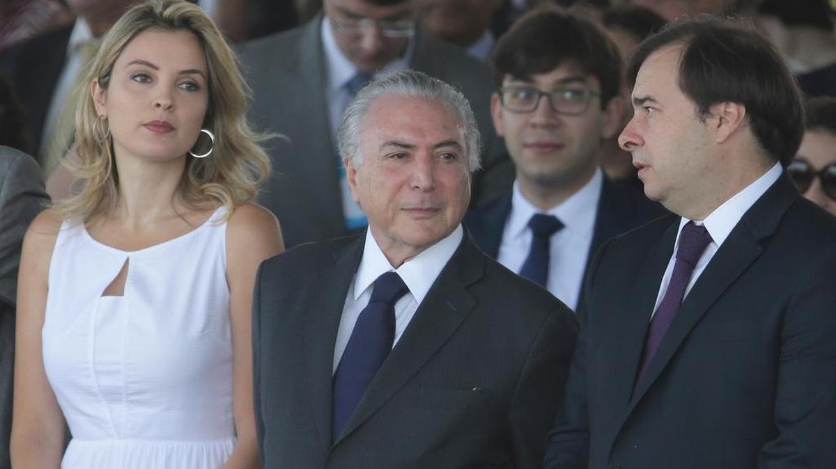El presidente de Brasil, Michel Temer (cen.), observa la ceremonia por el Día de la Independencia del país, celebrado en Brasilia.