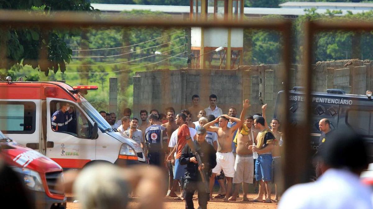 Un grupo de presos vigilados por las autoridades el lunes 1o de enero del 2018 en una cárcel de la región metropolitana de Goiania, capital del estado brasileño de Goiás.