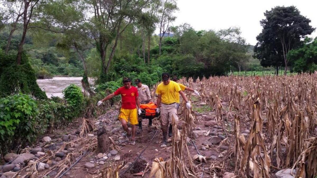 Bomberos transportan el cadaver de un hombre encontrado flotando en el río Choluteca, a unos 50 kilómetros de Tegucigalpa, Honduras, este viernes.