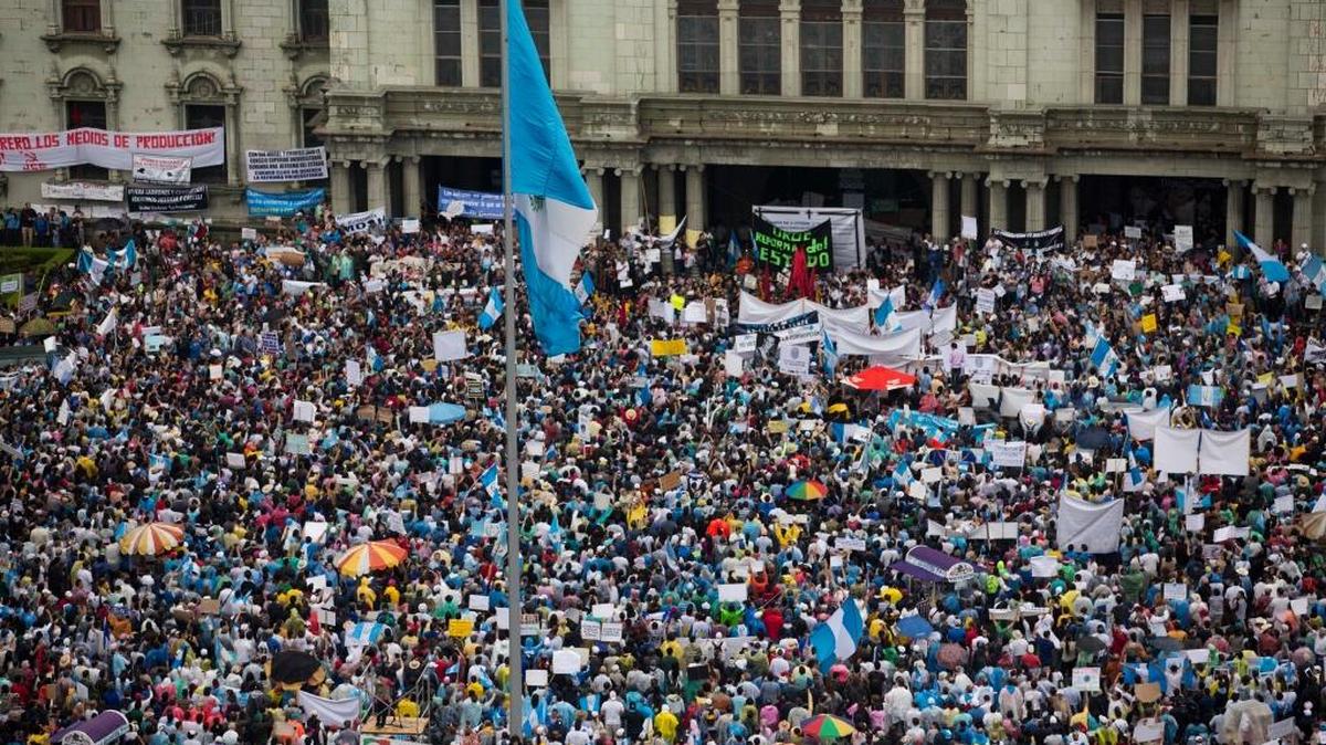 Manifestantes en las afueras del Palacio Nacional demandaban la renuncia del ex presidente Otto Pérez Molina, en mayo pasado, en Ciudad de Guatemala.