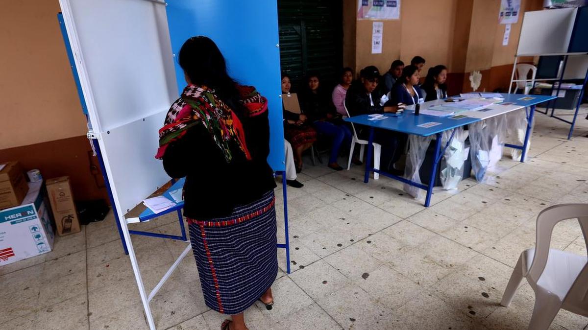
Una mujer realiza su voto hoy, domingo 6 de septiembre de 2015, en San Juan Sacatepéquez.
