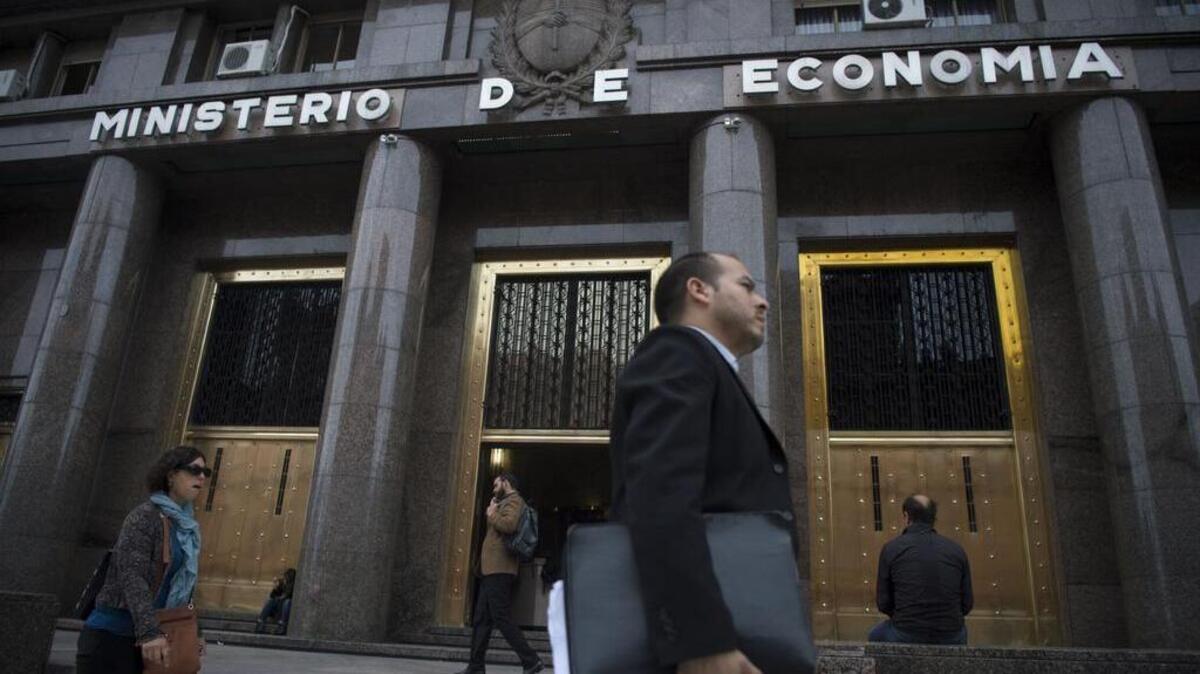 Personas caminan frente al edificio del Ministerio de Finanza en Buenos Aires, Argentina, el 18 de abril de 2015.