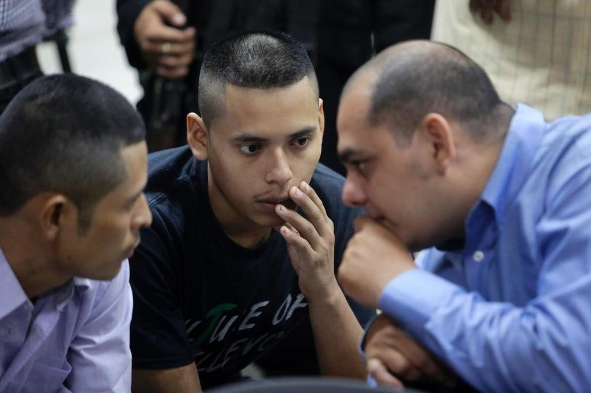 Juan Gregorio Rocha (C), un pastor evangélico sospechoso de asesinar a Vilma Trujillo García en una hoguera después de acusarla de estar “poseída” por un demonio, habla con su abogado durante una audiencia final en Managua el 25 de abril de 2017.