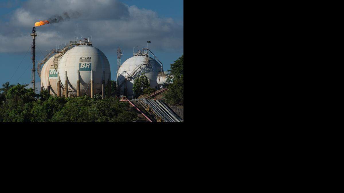 
Imagen de una planta de refinería de la petrolera brasileña Petrobras.


