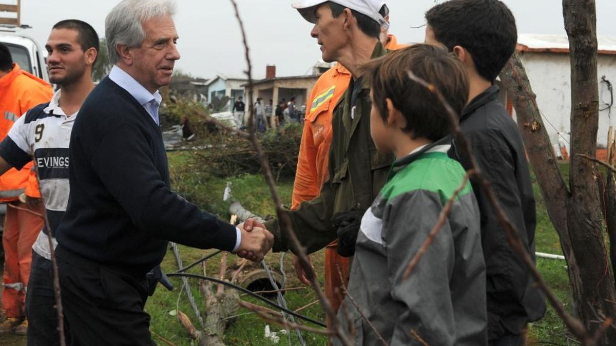 El presidente de Uruguay, Tabaré Vázquez (2 izq.) durante una visita a Dolores, zona afectada por un tornado que dejó un saldo de cuatro fallecidos y varios heridos.