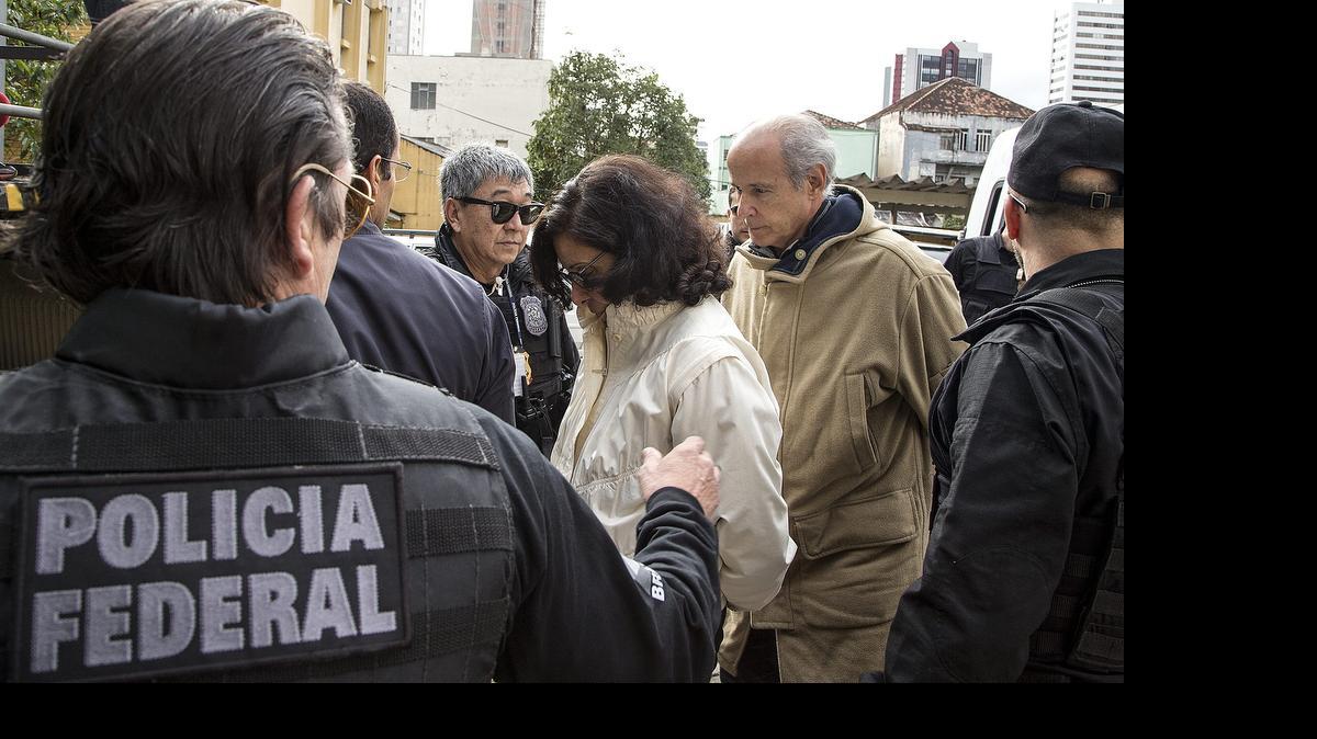 
 Otávio Azevedo presidente de la empresa Andrade Gutiérrez y la consultora de Odebrecht Cristiana Maria da Silva vistos el sábado 20 de junio de 2015, en el Instituto de Medicina Legal de Brasil en Curitiba (Brasil).

